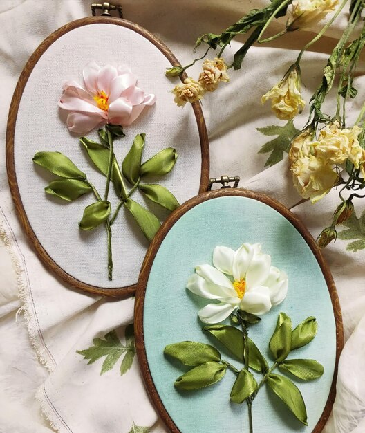 Ręcznie haftowany kwiat